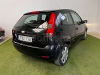 Usado Ford Fiesta Trend 100 CV (73 kW) 2003 Negro Utilitario