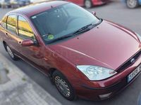 Usado Ford Focus Ghia 101 CV (74 kW) 2002 Granate Berlina
