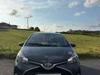 Usado Toyota Yaris Hybrid Advance 100 CV (73 kW) 2017 Gris / plata Berlina