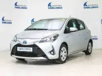 Usado Toyota Yaris Hybrid Advance 100 CV (73 kW) 2019 Gris / plata Berlina