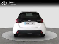 Usado Toyota Yaris Hybrid Active 116 CV (85 kW) 2022 Blanco Monovolumen