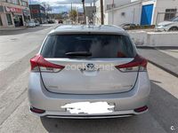 Usado Toyota Auris Hybrid 136 CV (100 kW) 2015 Gris / plata Berlina