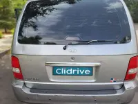Usado Kia Carnival Active 144 CV (105 kW) 2006 Gris Monovolumen