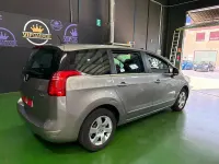 Usado Peugeot 5008 Premium 150 CV (110 kW) 2010 Beige Monovolumen
