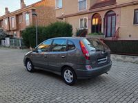 Usado Nissan Almera Tino Comfort 114 CV (83 kW) 2003 Gris / plata Monovolumen