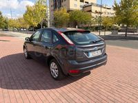 Usado Ford Focus Trend 100 CV (73 kW) 2011 Gris / plata Berlina