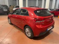 Usado Kia Rio 84 CV (61 kW) 2018 Granate Berlina