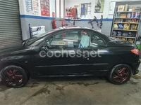 Usado Peugeot 206 110 CV (80 kW) 2003 Negro Descapotable
