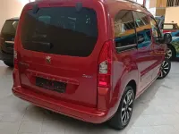 Usado Peugeot Partner Tepee Premium 112 CV (82 kW) 2011 Granate Monovolumen
