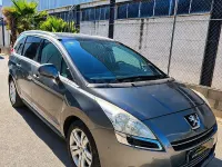 Usado Peugeot 5008 Allure 112 CV (82 kW) 2011 Gris / plata Monovolumen