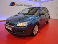 Usado Ford Focus Ghia 109 CV (80 kW) 2005 Azul Berlina