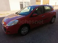 Usado Renault Clio II 85 CV (62 kW) 2010 Rojo Berlina