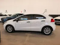 Usado Kia Rio 85 CV (62 kW) 2013 Blanco Berlina