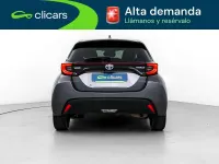 Usado Toyota Yaris Hybrid Plus 75 CV (55 kW) 2021 Gris Berlina