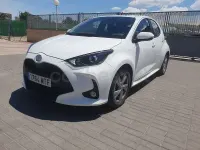 Usado Toyota Yaris Hybrid Active 116 CV (85 kW) 2024 Blanco Berlina