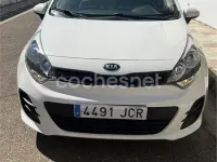 Usado Kia Rio 75 CV (55 kW) 2015 Blanco Berlina