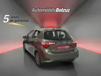 Usado Toyota Yaris Hybrid Active 100 CV (73 kW) 2019 Gris Utilitario