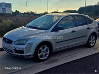 Usado Ford Focus Ghia 109 CV (80 kW) 2005 Gris / plata Berlina