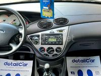 Usado Ford Focus Trend 90 CV (66 kW) 2005 Gris / plata Berlina