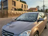 Usado Kia Ceed 90 CV (66 kW) 2008 Gris / plata Utilitario