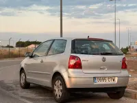 Usado VW Polo Highline 75 CV (55 kW) 2003 Gris / plata Berlina