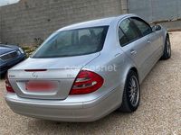 Usado Mercedes E220 Elegance 143 CV (105 kW) 2002 Gris / plata Berlina