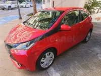 Usado Toyota Aygo X-play 69 CV (50 kW) 2015 Granate Utilitario