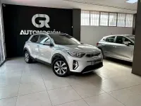 Usado Kia Stonic 100 CV (73 kW) 2024 Gris / plata SUV