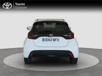 Usado Toyota Yaris Hybrid Active 116 CV (85 kW) 2023 Blanco Monovolumen