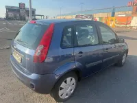 Usado Ford Fiesta Ghia 68 CV (50 kW) 2007 Azul Utilitario