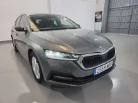 Usado Skoda Octavia Ambition 131 CV (96 kW) 2022 Gris Utilitario