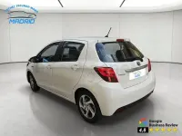 Usado Toyota Yaris Hybrid Active 100 CV (73 kW) 2016 Blanco Berlina
