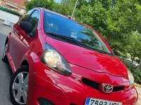 Usado Toyota Aygo Live 68 CV (50 kW) 2011 Rojo Utilitario