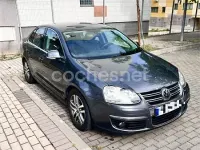 Usado VW Jetta Advance 105 CV (77 kW) 2005 Gris / plata Berlina