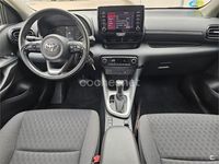 Usado Toyota Yaris Hybrid Style 116 CV (85 kW) 2021 Gris / plata Berlina