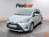 Usado Toyota Yaris Hybrid Active 100 CV (73 kW) 2019 Gris / plata Berlina