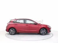 Usado Hyundai i30 110 CV (80 kW) 2022 Rojo Berlina