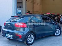 Usado Kia Rio 84 CV (61 kW) 2015 Gris / plata Berlina
