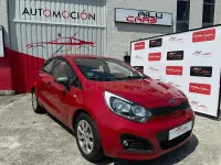 Usado Kia Rio 85 CV (62 kW) 2013 Rojo Berlina