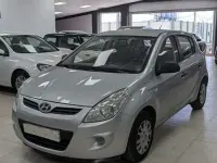 Usado Hyundai i20 Comfort 77 CV (56 kW) 2011 Gris Utilitario