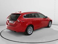 Käytetty Volvo V60 Momentum 190 HP (139 kW) 2016 Punainen Farmari