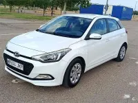 Usado Hyundai i20 84 CV (61 kW) 2015 Blanco Berlina