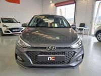 Usado Hyundai i20 75 CV (55 kW) 2019 Gris / plata Berlina