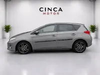 Usado Toyota Auris Hybrid Advance 136 CV (100 kW) 2015 Gris / plata Berlina