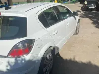 Usado Opel Astra Edition 110 CV (80 kW) 2009 Blanco Berlina