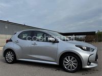 Usado Toyota Yaris Hybrid Active 116 CV (85 kW) 2022 Gris / plata Berlina