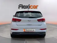 Usado Hyundai i30 120 CV (88 kW) 2021 Blanco Berlina