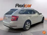 Usado Skoda Octavia Ambition 150 CV (110 kW) 2020 Blanco Familiar