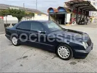 Usado Mercedes E270 Elegance 170 CV (125 kW) 2001 Azul Berlina
