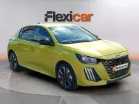 Usado Peugeot 208 Allure 101 CV (74 kW) 2025 Amarillo Utilitario
